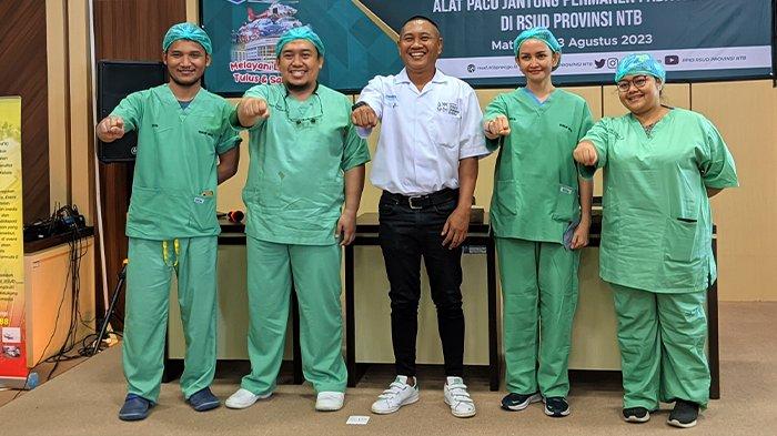 Tim Dokter Operasi Pemasangan Alat Pacu Jantung pada bayi bersama Direktur RSUD Provinsi NTB dr H L Herman Mahaputra.