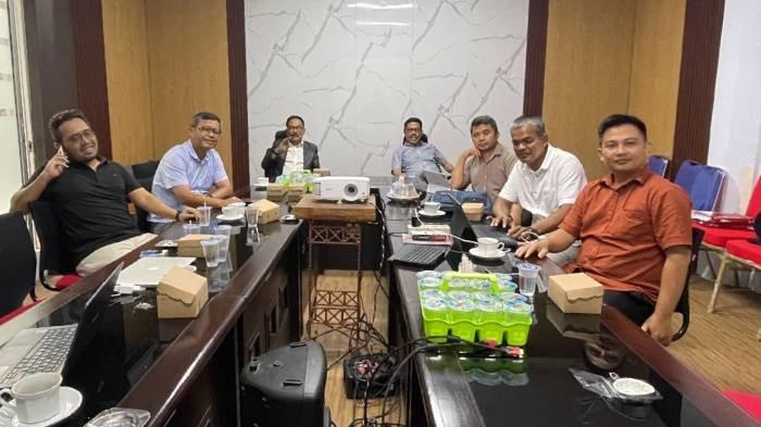 TIM TANSISI - Tim Transisi Pemprov NTB berkumpul usai rapat dengan sejumlah OPD beberapa waktu lalu. Sebelum resmi menjabat, Gubernur NTB Lalu Muhamad Iqbal menunjuk tim transisi untuk melakukan penyelarasan agenda program dengan sejumlah OPD Pemprov NTB.