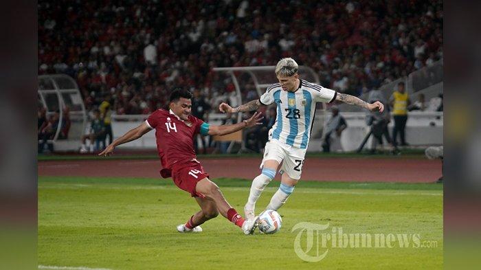 Pesepak bola Timnas Indonesia Asnawi Mangkualam berebut bola dengan pesepak bola Timnas Argentina Alejandro Garnacho saat laga FIFA Matchday di Stadion Utama Gelora Bung Karno, Jakarta, Senin (19/6/2023).