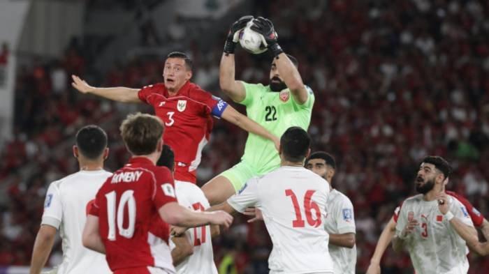 TIMNAS INDONESIA - Pesepak bola Timnas Indonesia Jay Idzes berebut bola dengan pesepak bola Bahrain dalam babak kualifikasi Piala Dunia 2026 Zona Asia di Stadion Utama Gelora Bung Karno, Senayan, Jakarta, Selasa (25/3/2025).