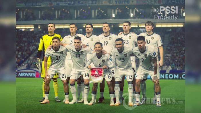 DAFTAR SKUAD - Pesepak bola Timnas Indonesia foto bersama sebelum melawan Jepang pada pertandingan terakhir Grup C Ronde 3 Kualifikasi Piala Dunia 2026 di Suita City Football Stadium, Suita, Selasa (10/6/2025). Timnas Indonesia harus mengakui keunggulan Jepang setelah kalah telak dengan skor 0-6.