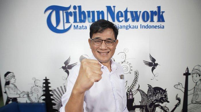 Politisi PDI Perjuangan, Budiman Sudjatmiko berpose saat pemotretan usai melakukan wawancara khusus di gedung Tribun Network, Jakarta, Selasa (15/8/2023).