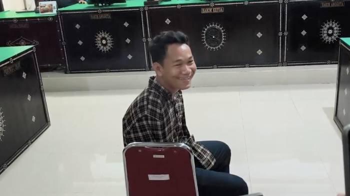 Agus Buntung menjawab pertanyaan wartawan sebelum menjalani sidang tuntutan di Pengadilan Negeri Mataram, Senin (5/5/2025).