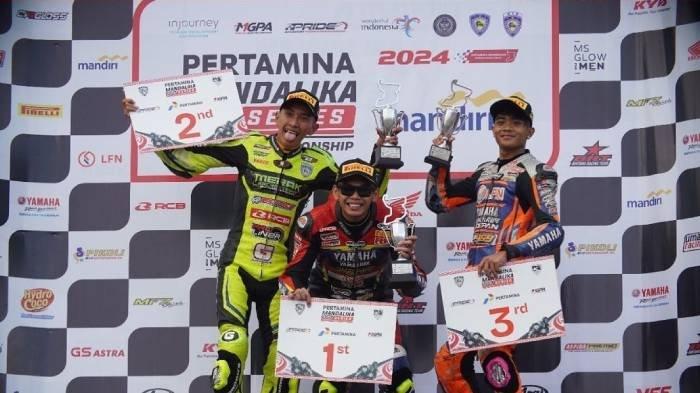 Pembalap memperebutkan juara umum Kelas Underbone (UB) 150cc Open Mandalika Racing Series  2024 di Sirkuit Mandalika, Minggu (20/10/2024).