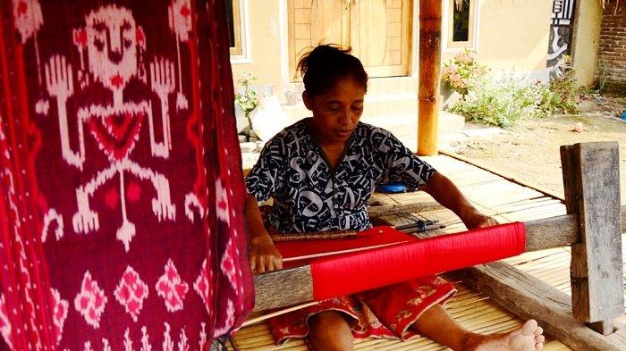PRODUK LOKAL: Warga di Desa Sukarara, Lombok Tengah sedang ‘nyesek’ untuk membuat kain tenun songket khas Lombok. Foto ini diambil tahun 2016 silam.