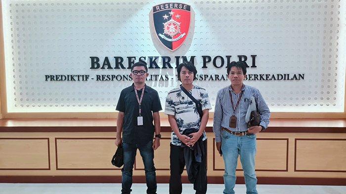 Lalu Surya Wirawan (Tengah) di Mabes Polri, Jakarta Kamis (14/9/2023) mengajukan laporan pengaduan UU ITE PT FEC Shoping Indonesia.