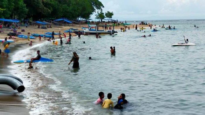 Wisatawan lokal menikmati Pantai Senggigi di Lombok Barat, 2 Januari 2022. Kawasan Senggigi disiapkan Pemda Lombok Barat untuk menyambut MotoGP Mandalika.