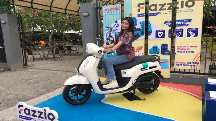 Sindy Sonyta Hardani yang berpose dengan motor Yamaha Fazzio Blue Core Hybrid di launchingnya pada Caramello Café, Mataram, Nusa Tenggara Barat, pada hari Sabtu, 5 Maret 2022