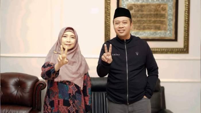 Zulkieflimansyah dan Sitti Rohmi Djalillah berpose dua jari simbol jilid 2.