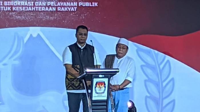 Pasangan calon Gubernur dan Wakil Gubernur Nusa Tenggara Barat (NTB) nomor urut 2 Zulkieflimansyah dan Suhaili Fadhil Tohir (Zul-Uhel) dalam Debat Perdana Pilgub NTB digelar di Kota Mataram, Rabu (23/10/2024).