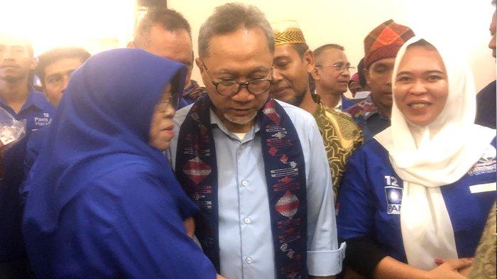 Ketua Umum PAN Zulkifli Hasan menyapa simpatisan dan kader di Hotel Marina Inn, Kota Bima, Minggu (10/12/2023).