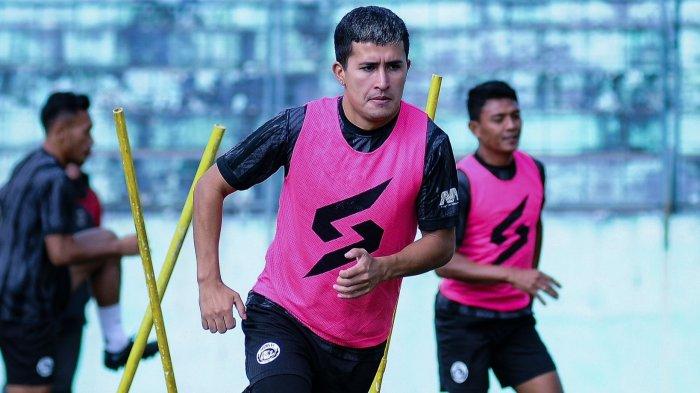 Ariel Lucero saat menjalani latihan bersama tim Arema FC di Stadion Gajayana Malang