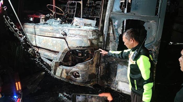HANGUS TERBAKAR - Neo Harapan Nopol AE 7453 UB terlibat kecelakaan dengan sepeda motor Honda Beat Nopol AG 2388 VCO hangus terbakar usai terlibat kecelakaan, Selasa (23/7/2025). Kecelakaan yang terjadi di Jalan Raya Madiun-Surabaya, Desa Nglundo, Kecamatan Sukomoro, Kabupaten Nganjuk mengakibatkan satu korban meninggal dunia. 