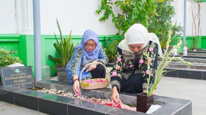 Calon Gubernur Jawa Timur Nomor Urut 2 Khofifah Indar Parawansa mengisi hari tenang Pilgub Jatim dengan ziarah ke Makam Pendiri NU KH. Wahab Chasbullah di kawasan Pondok Pesantren Bahrul Ulum Tambak Beras Jombang, Senin (25/11/2024).