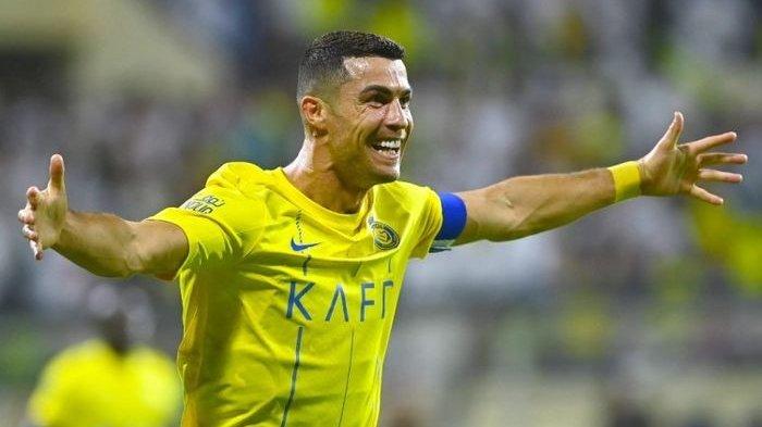 Cristiano Ronaldo saat merayakan golnya buat Al Nassr dalam lanjutan Liga Arab Saudi 2023-2024. Ronaldo masih monster di usia 38 tahun, resmi catat dua digit gol dalam 18 musim beruntun.