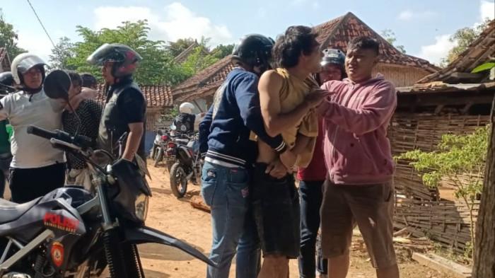 DRAMATIS: Anggota Polres Pamekasan saat menangkap pengguna narkoba di Desa Campor, Kecamatan Proppo, Kamis (24/7/2025) kemarin.