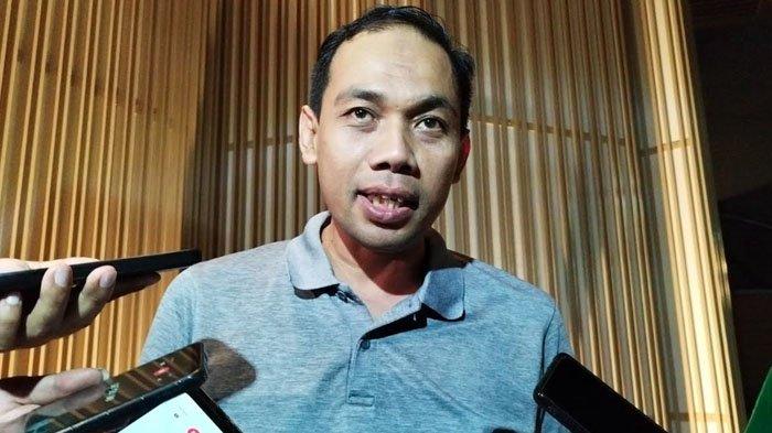 PELATIH MUSIM DEPAN - Direktur Operasional Persebaya, Candra Wahyudi di salah satu tempat makan di Surabaya, ia bicara soal gambaran pelatih musim depan. Sudah lakukan pembicaraan.