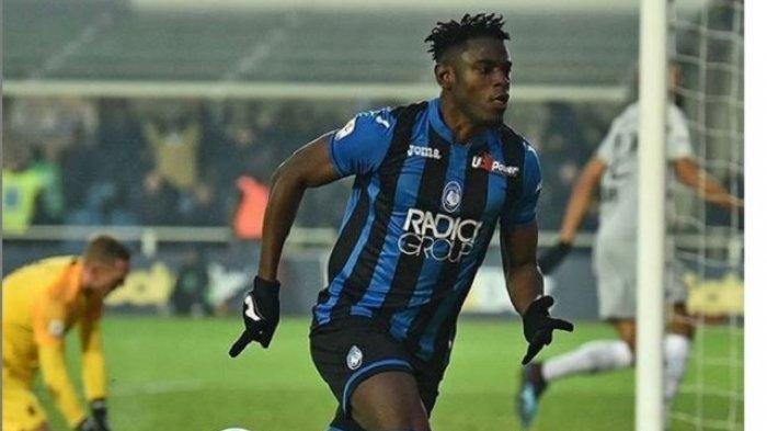 Duvan Zapata segera merapat ke AS Roma pekan ini akan jalani tes medis. (instagram/atalanta)