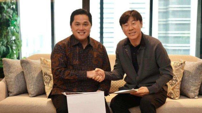 Erick Thohir bersalaman dengan Shin Tae-yong
