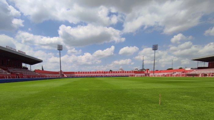 Kondisi rumput lapangan Stadion Soepriadi, Kota Blitar, setelah diperbaiki selama dua bulan, Jumat (11/10/2024). 