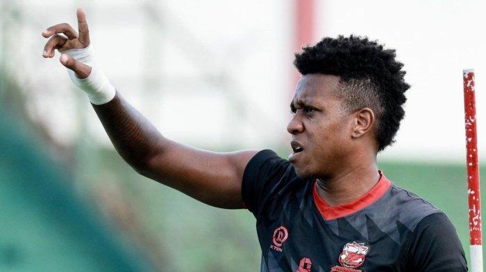 Gelandang asing Madura United, Hugo Gomes saat menjalani latihan bersama tim.