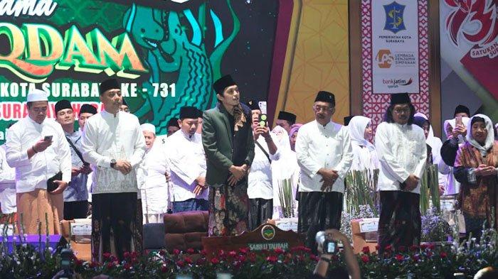 PENGAJIAN AKBAR HUT SURABAYA - KH Agus Muhammad Iqdam Kholid atau Gus Iqdam (tengah) diapit Walikota Surabaya Eri Cahyadi (kiri) dan Wakil Walikota Surabaya Armuji (kanan) saat mengisi pengajian akbar di halaman Balai Kota Surabaya, Jumat (10/5/2024) malam. Pemkot Surabaya memasang layar LED di area Taman Surya dan juga diluar lokasi untuk memudahkan warga yang turut menyimak dan jauh dari lokasi acara Pengajian Akbar dalam rangka Hari Jadi Kota Surabaya ke 731 Pemkot Surabaya ini.