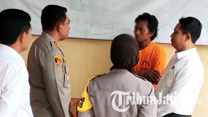 Kapolres Bangkalan, AKBP Febri Isman Jaya berdialog dengan tersangka JM (36), warga Desa Tambin, Kecamatan Tragah yang terlibat dalam duel dua lawan satu bersenjata celurit di pinggir Jalan Raya Dumajah, Kecamatan Tanah Merah, Rabu (8/11/2023) sekitar pukul 12.00 WIB.