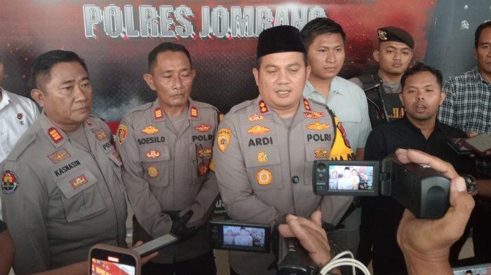REMAJA ANIAYA REKAN - Kapolres Jombang AKBP Ardi Kurniawan saat konferensi pers menjelaskan kronologi kasus penganiayaan remaja di Mapolres Jombang, Kabupaten Jombang, Jawa Timur pada Senin (5/5/2025). Aniaya korban saat hendak menagih hutang Rp 27 ribu.