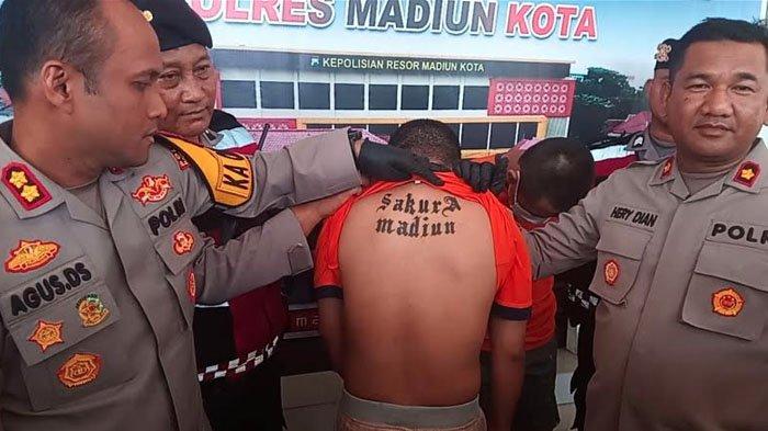 Kapolres Madiun Kota AKBP Agus Dwi Suryanto, menunjukkan tato salah satu tersangka yang mengatasnamakan Komunitas Sakura, Pelaku Penyerangan di 3 TKP, Mapolres Madiun Kota, Rabu (5/6/2024).