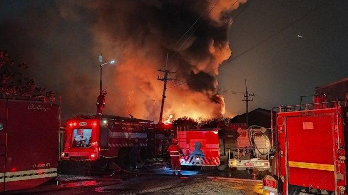 Situasi gudang produksi dan penyimpanan cairan kimia tiner di Jalan Kalianak Madya No I, Asemrowo, Surabaya, pada Senin (18/12/2023) malam.