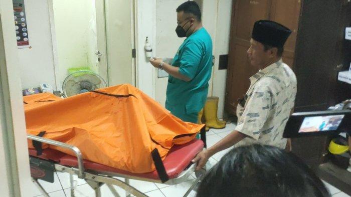 Kepala Puskesmas Banjar, Kecamatan Galis, Abdul Hamid (kemeja putih) mengantar jenazah perempuan tanpa identitas dengan tubuh dilalap api ke Gedung Pemulasaran Jenazah yang ditemukan di bekas tempat pemotongan kayu, Desa Banjar, Minggu (1/12/2024) malam