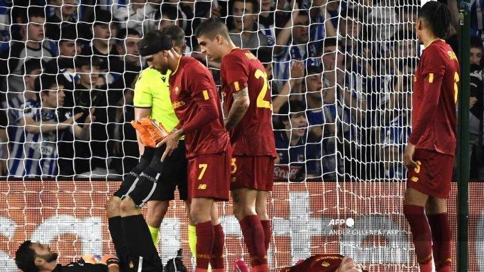Kiper Roma asal Portugal Rui Patricio (Kiri) dan penyerang Roma asal Italia Andrea Belotti (2R) berbaring di lapangan selama pertandingan sepak bola leg kedua babak 16 besar Liga Eropa UEFA antara Real Sociedad dan AS Roma di stadion Reale Arena di San Sebastian pada 16 Maret, 2023. (ANDER GILLENEA / AFP)