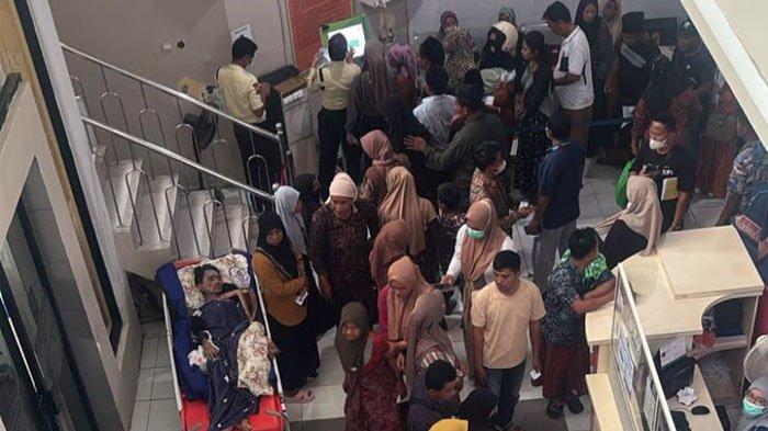 LONJAKAN - Kondisi lonjakan pasien rawat jalan di Rumah Sakit Umum Daerah (RSUD) dr. Muhammad Zyn Kabupaten Sampang, Madura pasca libur panjang Hari Raya Idul Fitri 1446 H, Rabu (9/4/2025).