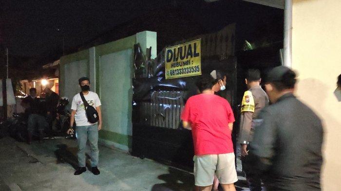 Kondisi pagar rumah yang menjadi lokasi penemuan dua mayat membusuk di Jl Sulawesi, Kota Blitar, Senin (1/1/2024).