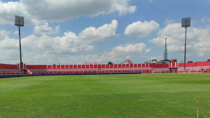 Kondisi rumput lapangan Stadion Soepriadi, Kota Blitar, setelah diperbaiki selama dua bulan, Jumat (11/10/2024). 