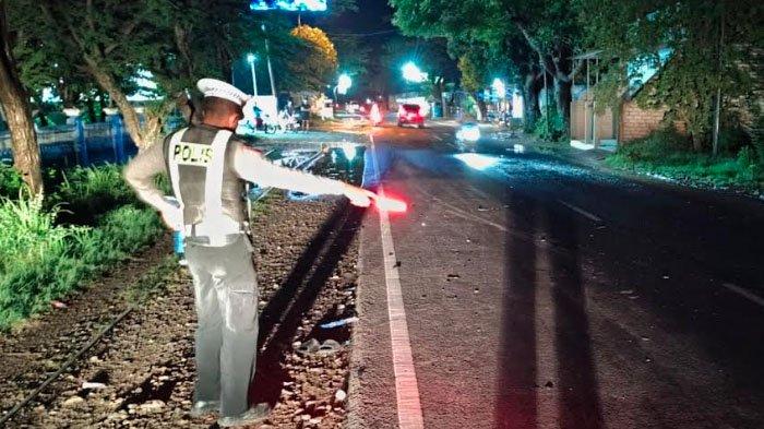 KECELAKAAN - Lokasi kecelakaan maut sepeda motor di jalan raya jalur nasional Kecamatan Camplong, Kabupaten Sampang, Madura tepatnya di depan SMP Negeri 1 Camplong, (25/5/2025) malam.