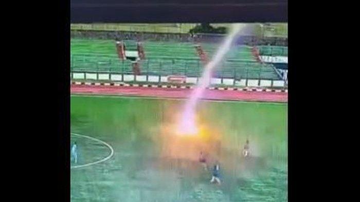 Media sosial dihebohkan dengan viralnya video pemain sepak bola yang disambar petir hingga tewas.