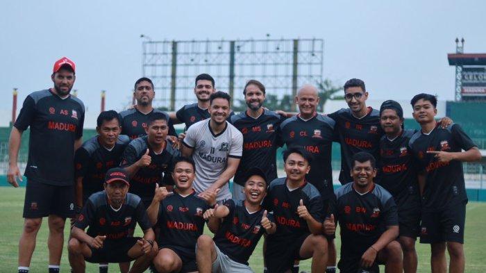 Momen perpisahan Lulinha dengan tim Madura United pada latihan tim hari ini, Kamis (7/12/2023).