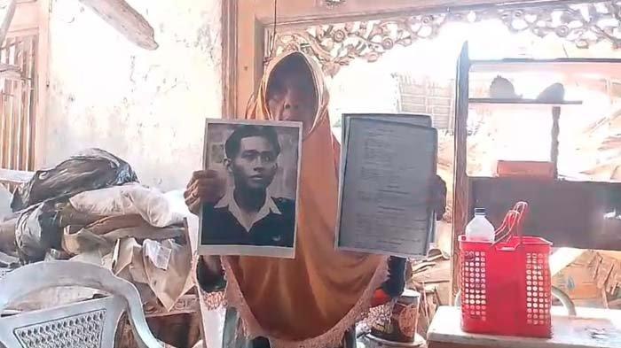Kondisi nenek Supradani (75) yang tinggal sebatang kara di gubuk tua peninggalan Pahlawan Halim Perdanakusuma di Kelurahan Banyuanyar, Kecamatan/Kabupaten Sampang, Madura, Selasa (6/8/2024).