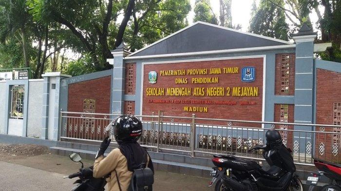 Orang tua siswa SMAN 2 Mejayan yang berada di Kota Caruban, Kabupaten Madiun, Jawa Timur keberatan dengan pungutan yang bermodus sumbangan untuk pembangunan tempat ibadah hingga pembayaran gaji guru tidak tetap.