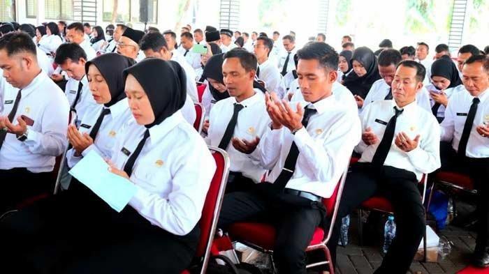 PPPK Guru Formasi tahun 2022 di halaman belakang kantor Bupati Gresik.