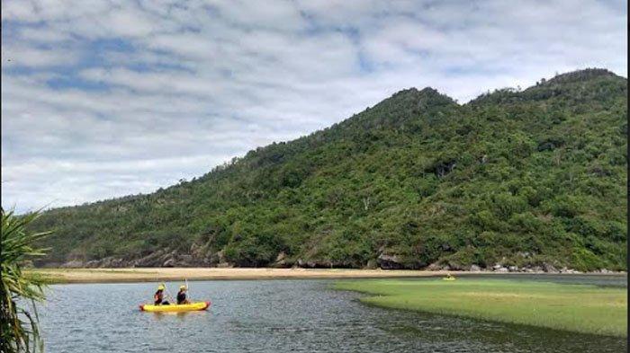 Pantai Kebo, di Desa Ngulungwetan, Kecamatan Munjungan, Kabupaten Trenggalek