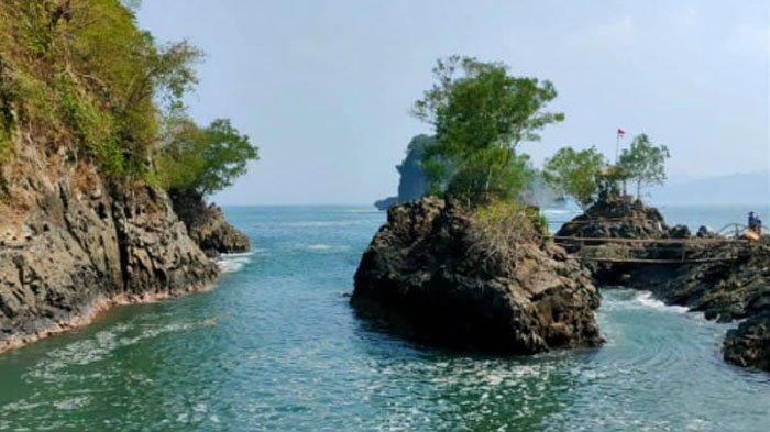 Pantai Kuyon, di Desa Nglebeng, Kecamatan Panggul, Kabupaten Trenggalek