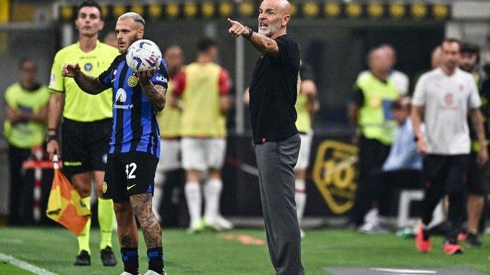 Pelatih AC Milan, Stefano Pioli (kanan) dihujani kritik akibat dilumat Inter Milan pada Derby della Madonnina dalam lanjutan Liga Italia di San Siro (16/9/2023).