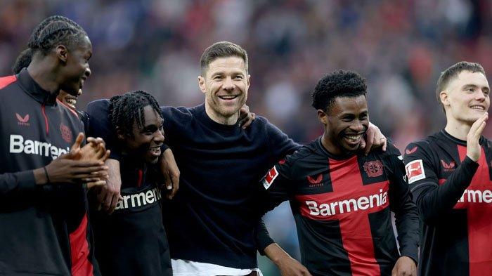 Pelatih Bayer Leverkusen, Xabi Alonso bercengkerama dengan anak asuhnya.