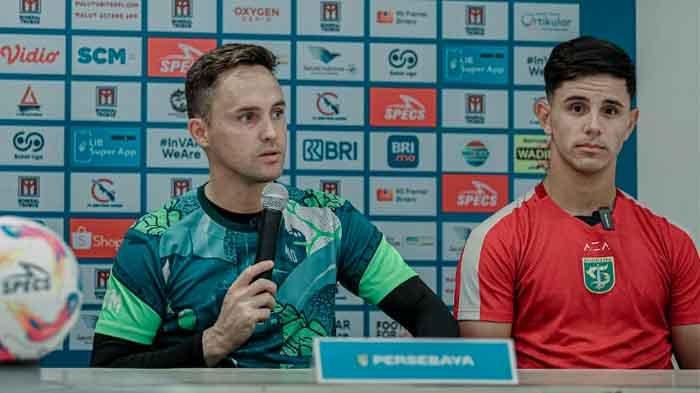 Pelatih Persebaya, Paul Munster didampingi Bruno Moreira saat jumpa pers jelang laga.