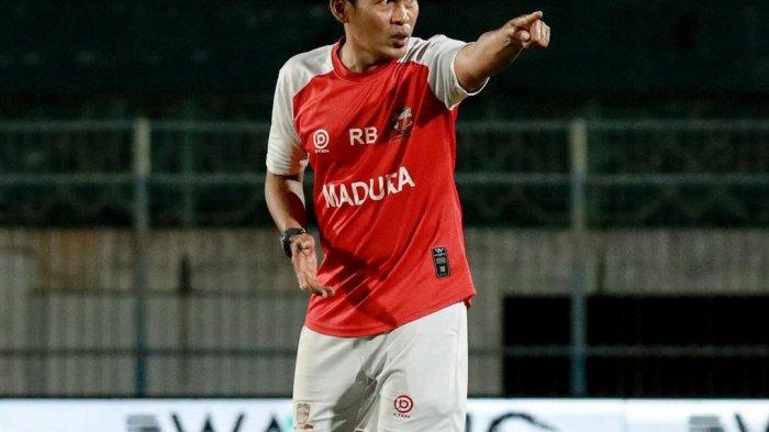 Pelatih karteker Madura United, Rakhmad Basuki saat memimpin OT jelang menghadapi Borneo FC di Stadion Gelora Bangkalan, Rabu (15/5/2024) malam nanti.
