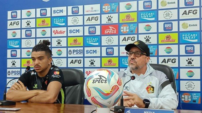 Pelatih kepala Persik Kediri Marcelo Rospide dan pemain Persik Anderson saat mengikuti prematch press conference Persik vs Bali United, Minggu (4/2/2024).