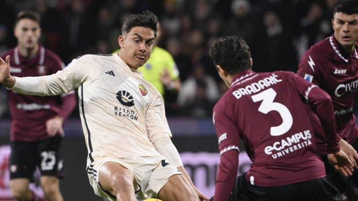Pemain AS Roma, Paulo Dybala menggocek bola saat laga melawan Salernitana, Selasa (30/1/2024) dini hari WIB.