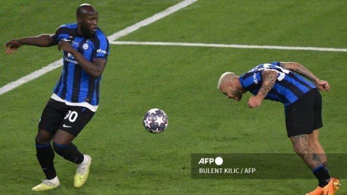 Pemain Inter Milan Federico Dimarco (R) menyundul bola di samping pemain depan Inter Milan #90 Romelu Lukaku selama pertandingan sepak bola final Liga Champions UEFA antara Inter Milan dan Manchester City di Ataturk Olympic Stadium di Istanbul, pada 10 Juni, 2023.